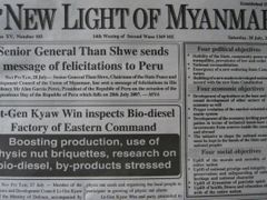 New Light of Myanmar informuje na první straně palcovým titulkem o tom, že vrchní generál Than Shwe zaslal blahopřejný telegram prezidentovi Peru u příležitosti tamního Dne nezávislosti.