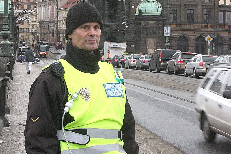 Pokusní strážníci měří znečištění ovzduší