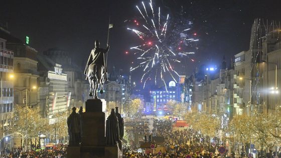 Příchod nového roku obrazem. Sydney zase zářilo, v Praze létaly dělobuchy