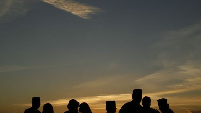 Malajští duchovní ve chvíli, kdy pozorováním srpku měsíce určovali začátek ramadánu.
