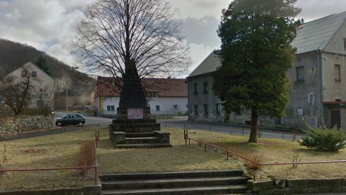 Pomník v obci Malé Březno.