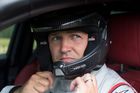 Za volant usedl Ben Collins, bývalý závodník a také někdejší Stig z pořadu Top Gear.