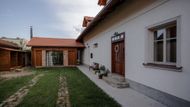 Stará nemovitost měla propadlou střechu a temnou minulost. Dnes je domeček o velikosti 120 metrů čtverečních oázou klidu.