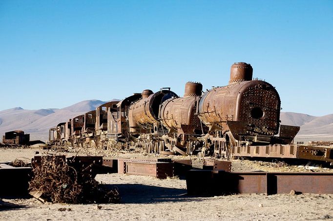 BOLIVIA: Train cemetery is children's playground paradise 2008-12-01 00:00:00 For almost two centuries, old trains from the Potosi-Chili railway line have ended their days at a train cemetery, a few hundred metres from the town of Uyuni. For many years, Bolivian authorities have intended to turn the train graveyard into a museum, however, no specific plans have been made. It remains the perfect playground for the children from Uyuni who play on the rusty train carcasses, reenacting heist scenes from old Westerns. Uyuni, BOLIVIA - December 2008./0901131127