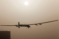 Solární letoun na cestě kolem světa přistál na východě Indie