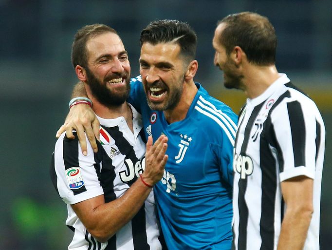 Gonzalo Higuaín, Gianluigi Buffon a Giorgio Chiellini slaví výhru na AC