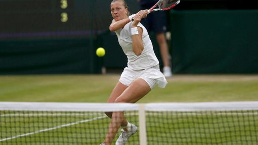 Petra Kvitová v zápase s Kirsten Flipkensovou na Wimbledonu 2013