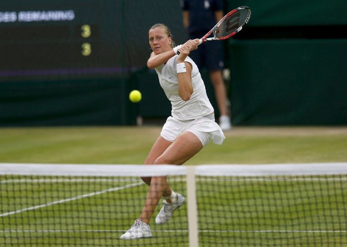 Petra Kvitová v zápase s Kirsten Flipkensovou na Wimbledonu 2013