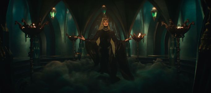 Gal Gadot jako zlá královna.