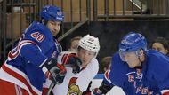 V semifinále Východní konference Bostonu zatím příliš odporu nekladou New York Rangers, kteří v sérii prohrávají 0:2. V jejich kádru bychom sice našli Romana Hamrlíka, jenže ten po přestupu z Washingtonu odehrál za Rangers jen tucet zápasů (a naposledy do hry zasáhl prvního dubna). Aby se Hamrlík na poháru v případně vítězství Rangers objevil, musel by za Newyorčany odehrát alespoň 41 zápasů (v případě zkrácené sezony 24), nebo jedno finále.