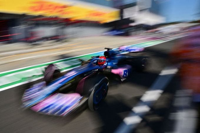 Esteban Ocon v Alpine během kvalifikace na VC Maďarska 2023