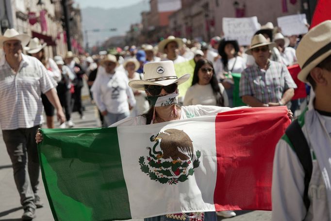 Řada předchozích mexických vlád se snažila, omezit moc kartelů, které bojují o kontrolu nad obchodem s drogami. Kromě násilí gangů tomu ale brání i korupce.