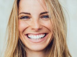 3 zlozvyky, kvůli kterým vám žloutnou zuby: Zbavte se jich