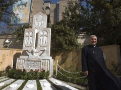 Sebouh Sarkissjan, arménský arcibiskup v Teheránu, stojí před hrobem Arménů zabitých během íránsko-irácké války v 80. letech minulého století.