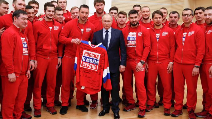 Ruský prezident Vladimir Putin převzal od hokejistů dres s nápisem Rusko v mém srdci. V Pchjongčchangu ovšem Rusové nesmí užívat jakékoliv ruské symboly.