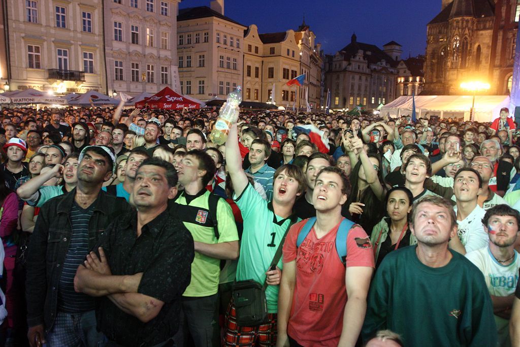 Fanoušci Eura na Staroměstském náměstí