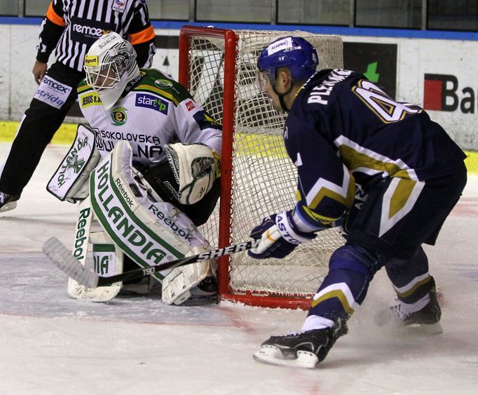 Hokejista Kladna Tomáš Plekanec číhá za brankou Tomáše Závorky v utkání proti Karlovým Varům ve 26. kole Tipsport extraligy 2012/13.