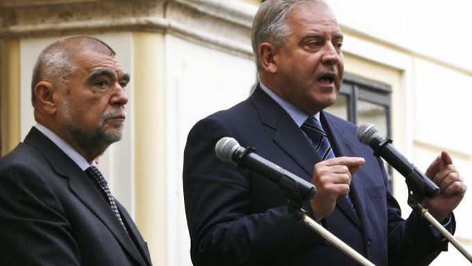 Chorvatský prezident Stipe Mesić (vlevo) a premiér Ivo Sanader.