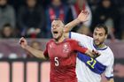 Vyhecované utkání s Kosovem české fotbalisty dost bolelo. V tomto případě se k zemi poroučel Vladimír Coufal.