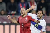 Vyhecované utkání s Kosovem české fotbalisty dost bolelo. V tomto případě se k zemi poroučel Vladimír Coufal.