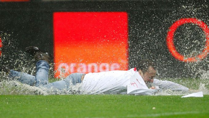 Zápas Polsko - Anglie ve Varšavě byl kvůli nezpůsobilému terénu odložen, a tak se někteří fanoušci bavili po svém. Vodou nasáklé hřiště využili jako bazénu.
