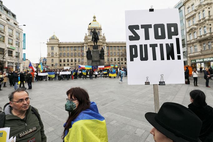 Fotografie z demonstrace na podporu Ukrajiny na Václavském náměstí v Praze. 24. 2. 2022