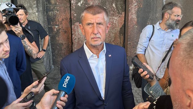 Předseda hnutí ANO Andrej Babiš v Dolních Vítkovicích, kde ve čtvrtek čelil ostrým dotazům novinářů.