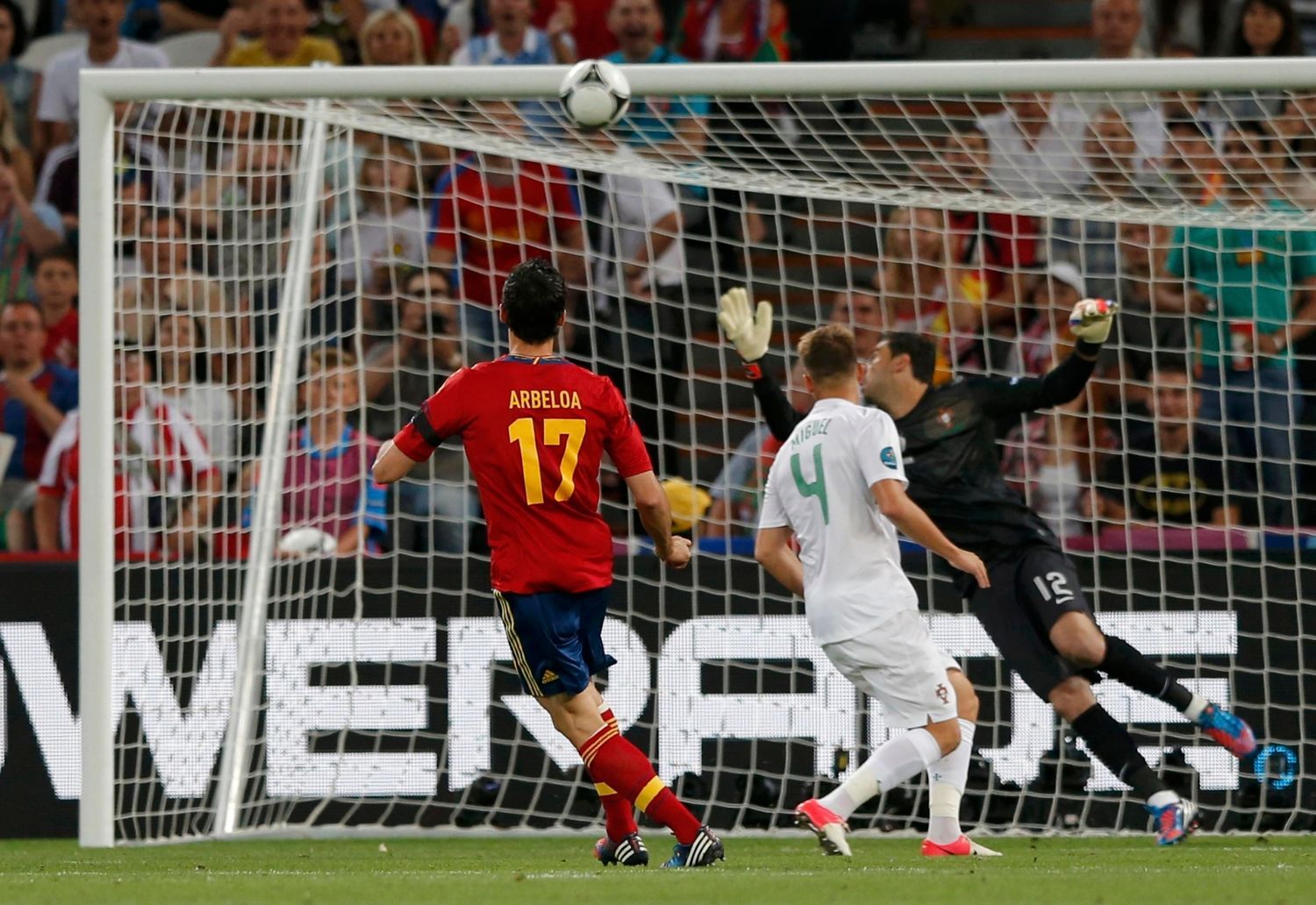 Španělský fotbalista Alvaro Arbeloa střílí na branku Portugalska během semifinále na Euru 2012.