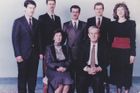 Rodina vládce. Na snímku bývalý syrský prezident Háfiz Asad (sedí napravo), jeho manželka Anísa (sedí vlevo). Nad nimi stojí (zleva doprava): synové Mahír, Bašár, Básil, Mádž a dcera Bušra. Snímek nedatován, pochází z přelomu 80. a 90. let.
Mahír velí 4. obrněné divizi, elitní jednotce syrské armády. Podle nepotvrzených zpráv přišel v létě 2012 o jednu či obě nohy.
Básil, kterého jeho otec preferoval a byl předurčen stát se vládcem Sýrie, zemřel při autonehodě v roce 1994