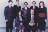 Rodina vládce. Na snímku bývalý syrský prezident Háfiz Asad (sedí napravo), jeho manželka Anísa (sedí vlevo). Nad nimi stojí (zleva doprava): synové Mahír, Bašár, Básil, Mádž a dcera Bušra. Snímek nedatován, pochází z přelomu 80. a 90. let.
Mahír velí 4. obrněné divizi, elitní jednotce syrské armády. Podle nepotvrzených zpráv přišel v létě 2012 o jednu či obě nohy.
Básil, kterého jeho otec preferoval a byl předurčen stát se vládcem Sýrie, zemřel při autonehodě v roce 1994
