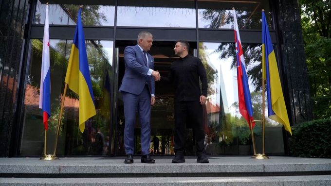 "Přejeme si, aby válka skončila. Nikdo ale nebude jen tak sedět ve tmě a tolerovat útoky," řekl Zelenskyj po setkání s Ficem