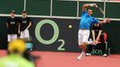 Jo-Wilfried Tsonga hraje proti Radku Štěpánkovi na Davis Cupu v Ostravě.