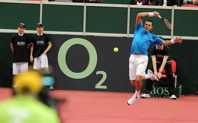 Jo-Wilfried Tsonga hraje proti Radku Štěpánkovi na Davis Cupu v Ostravě.