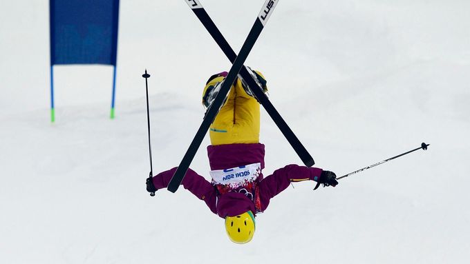 Na olympijských hrách v Soči se už představilo i akrobatické lyžování, konkrétně jízda v boulích. Podívejte se, jak to lyžařky rozbalily.