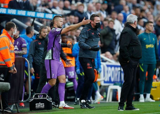 Eric Dier spěchá pro defibrilátor.