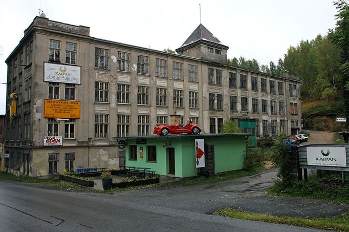 Současný největší tuzemský výrobce roadsterů sídlí v této staré továrně. Česká firma s deseti zaměstnanci vyváží každoročně přibližně 15 procent své produkce do zahraničí.