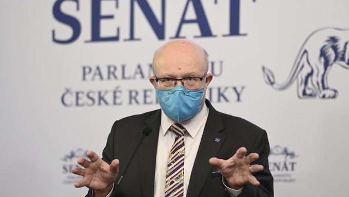 Ministr zdravotnictví Vlastimil Válek (TOP 09) v Senátu vystoupil desetkrát, aby senátory přesvědčil o hlasování pro pandemický zákon. Nakonec ale vláda Petra Fialy v Senátu prohrála.
