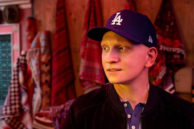 Anthony Carrigan jako NoHo Hank.