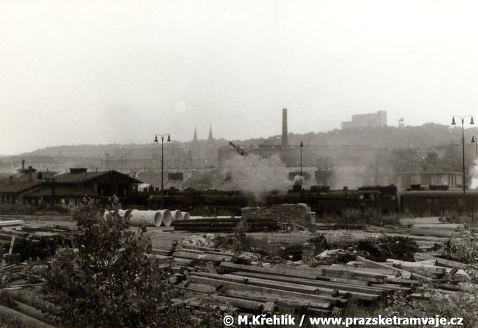 První červencový den roku 1972 vyjel z Denisova nádraží na pražském Těšnově poslední vlak. Výtopna ten den ještě fungovala. O třináct let později proměnili pyrotechnici budovu na suť.