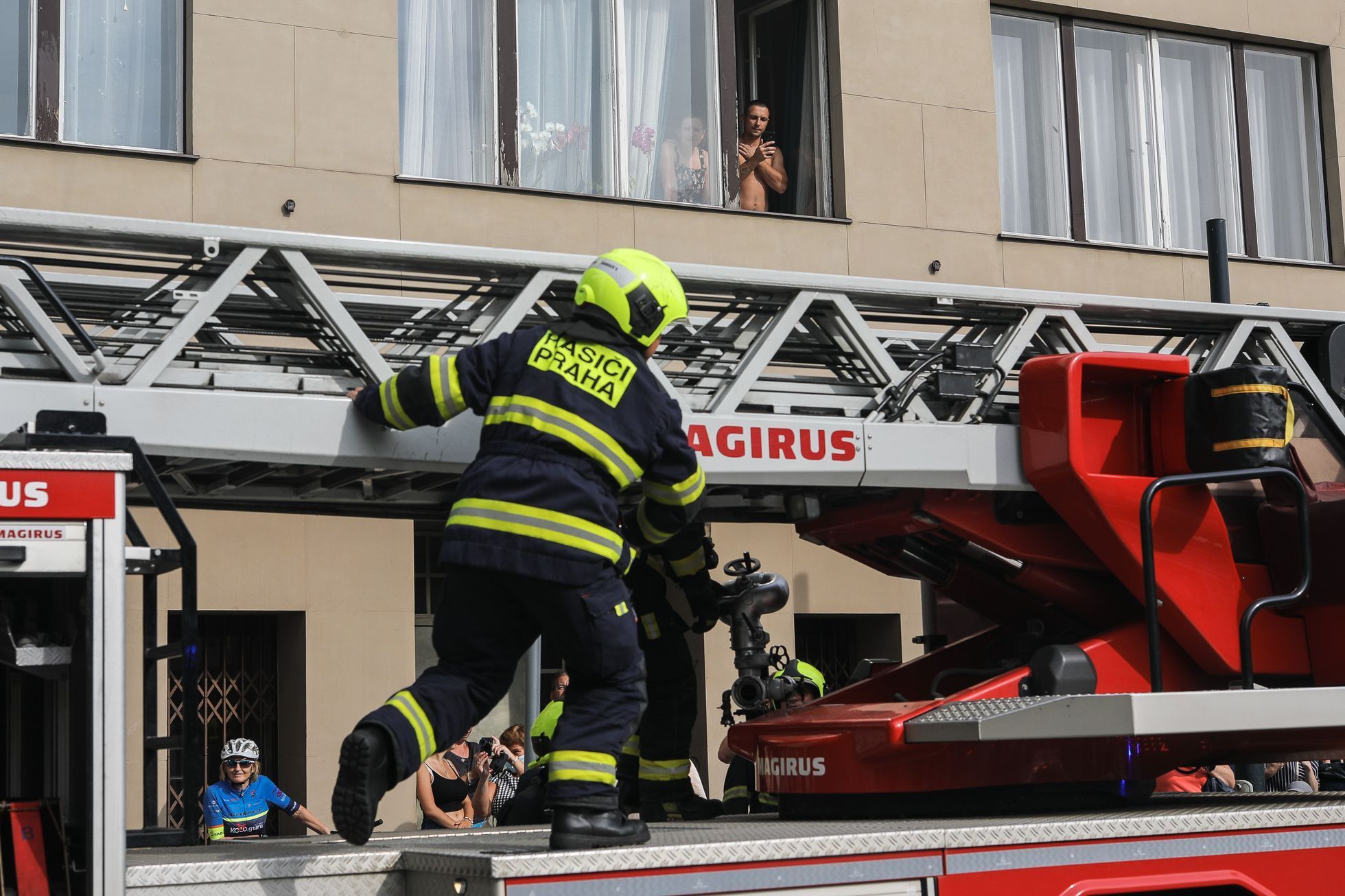Ukázka požárního zásahu při příležitosti 140 let od požáru Národního divadla, hasiči, hašení