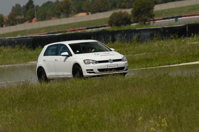 Stefano Modena za volanem vozu s čínskými pneumatikami.