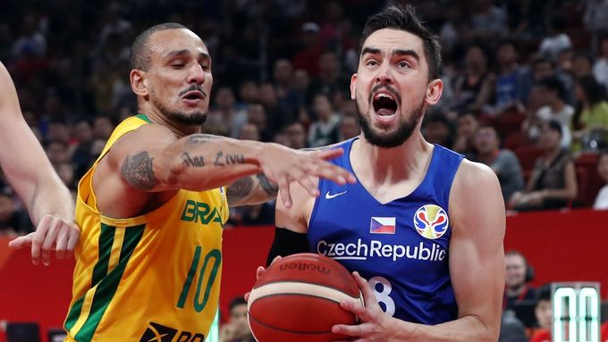 Tomáš Satoranský, lídr českých basketbalistů, si jde v utkání s Brazílií pro další koš
