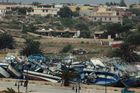 Toto je jen malé procento plavidel, která dorazila (nebo byla mořem vyplavena) k břehům Lampedusy. Lodní hřbitov v centru přístavního městečka čítá na 250 vraků.