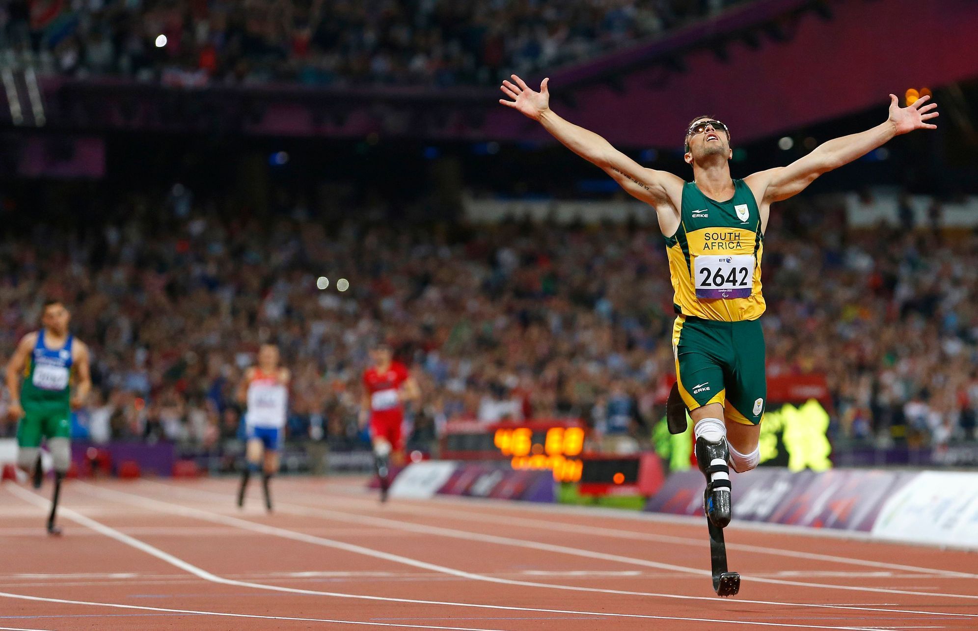 Oscar Pistorius si dobíhá do cíle pro zlatou medaili