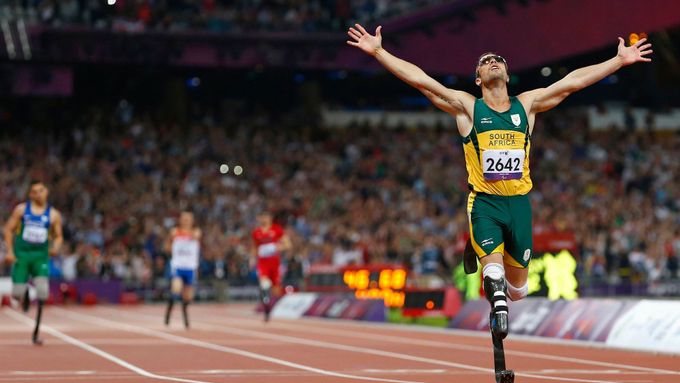 S obrovským přehledem a náskokem více než 3 vteřiny si doběhl jihoafrický běžec Oscar Pistorius pro zlatou medaili na paralympiádě v Londýně.