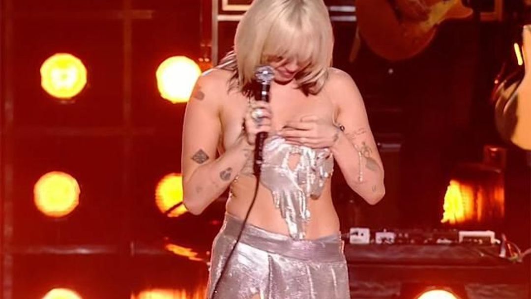 Miniaturní top Miley Cyrus v přímém přenosu zradil. Na pódiu zůstala stát nahoře bez