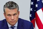 Letadlo s americkým ministrem obrany muselo nouzově přistát v Británii