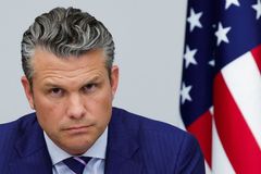 Hegsethovo letadlo nouzově přistálo v Británii, oznámil Pentagon