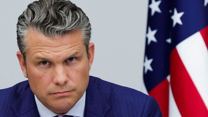 Americký ministr obrany Pete Hegseth se vracel do USA ze středečního jednání ministrů obrany NATO v Bruselu, když jeho letadlo muselo nouzově přistát v Londýně.