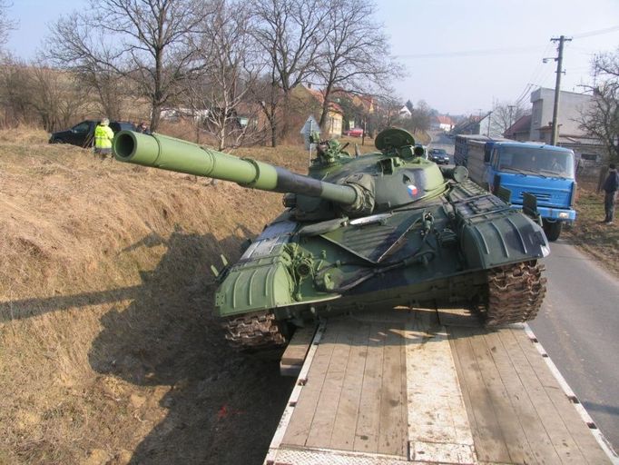 Tank sklouzl z návěsu a zablokoval polovinu silnice